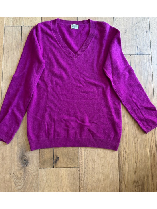 Barrow & Grove Sweaters - Barrow & Grove Cashmere Solid V-neck Sweater in Magenta Women’s medium